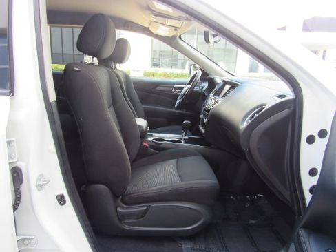 Used 2020 Nissan Pathfinder SV image 18