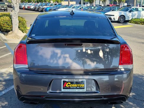 Used 2018 Chrysler 300 Touring w/ Chrome Appearance Package RWD image 3