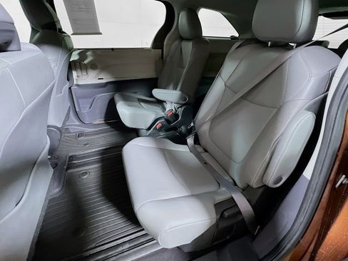 Certified 2022 Toyota Sienna XLE FWD image 22