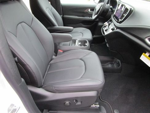 New 2027 Chrysler Pacifica Select w/ Family Tech Group FWD image 24
