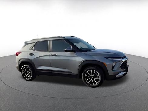 Used 2025 Chevrolet TrailBlazer LT image 2