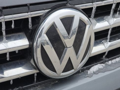 Used 2018 Volkswagen Tiguan S image 10