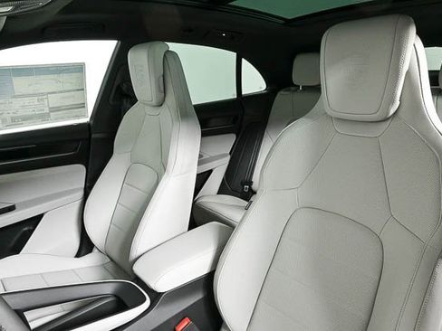 Used 2025 Porsche Macan Electric image 5