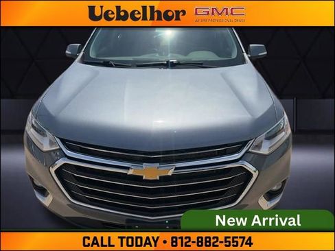 Used 2021 Chevrolet Traverse LT image 1