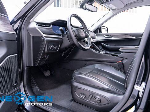 Used 2022 Jeep Grand Cherokee Limited image 23