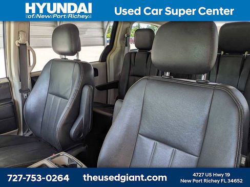 Used 2014 Chrysler Town & Country Touring FWD image 7