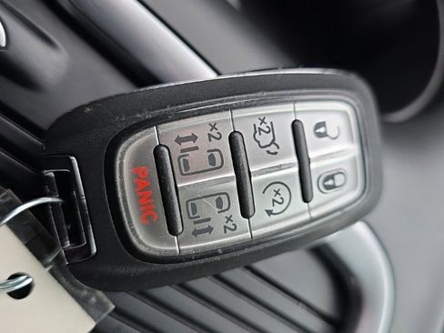 Used 2024 Chrysler Pacifica Select image 32