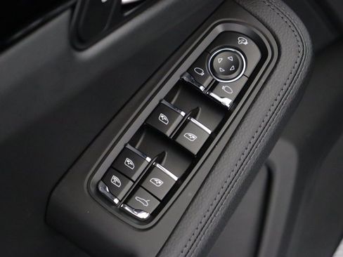 Certified 2025 Porsche Macan AWD/4WD image 27
