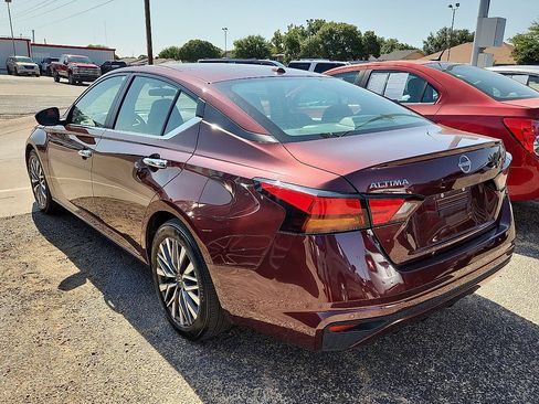 Used 2025 Nissan Altima 2.5 SV FWD image 2
