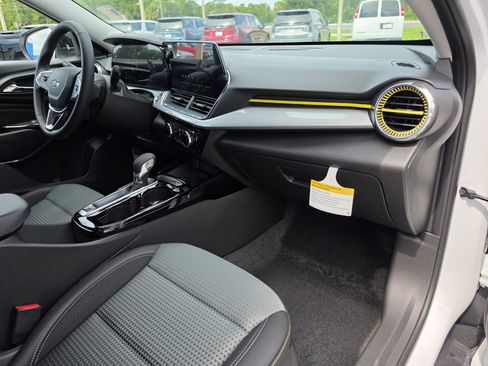 New 2026 Chevrolet Trax LT w/ Sunroof Package FWD image 17