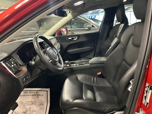 Certified 2022 Volvo XC60 B5 Momentum w/ Climate Package image 11