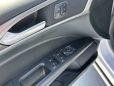 Used 2018 Ford Fusion SE w/ Fusion SE Technology Package image 15