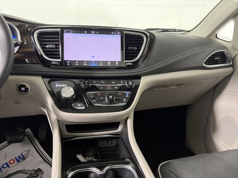 Used 2024 Chrysler Pacifica Limited image 28