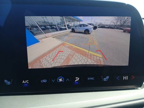 Used 2025 Chevrolet Traverse LT AWD/4WD image 21