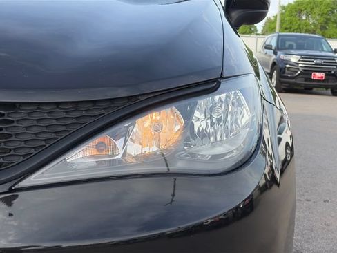 Used 2022 Chrysler Voyager LX FWD image 18
