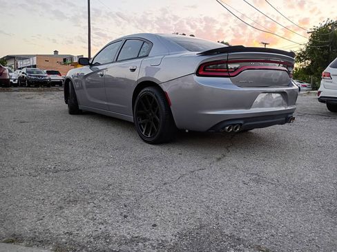 Used 2017 Dodge Charger SE RWD image 3