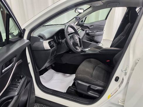 Used 2021 Toyota C-HR LE FWD image 11