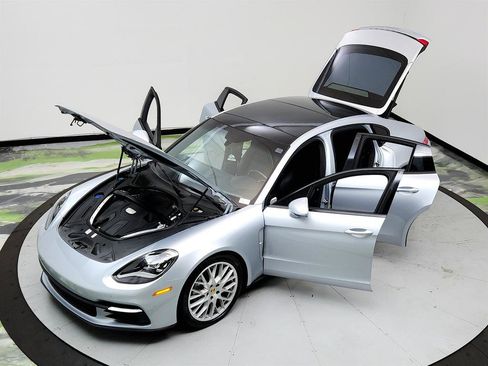 Used 2018 Porsche Panamera 4 image 38