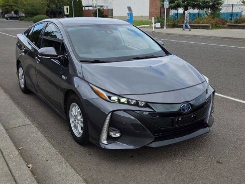 Used 2018 Toyota Prius Prime Advanced w/ Carpet Mat Package image 3