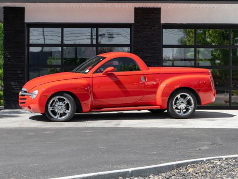 Used 2005 Chevrolet SSR w/ Preferred Equipment Group RWD image 2