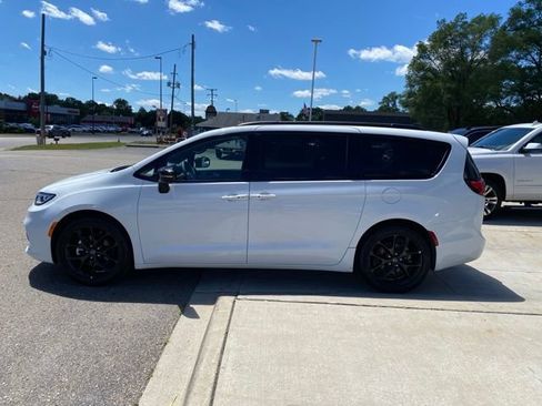 Used 2025 Chrysler Pacifica Limited FWD image 9