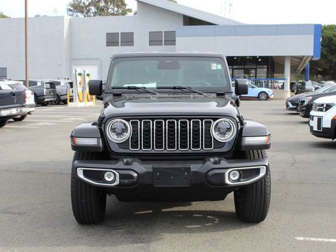 Used 2025 Jeep Wrangler Unlimited Sahara image 4