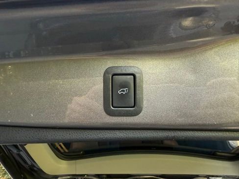 Used 2017 Toyota Highlander Limited w/ Carpet Mat Package image 33