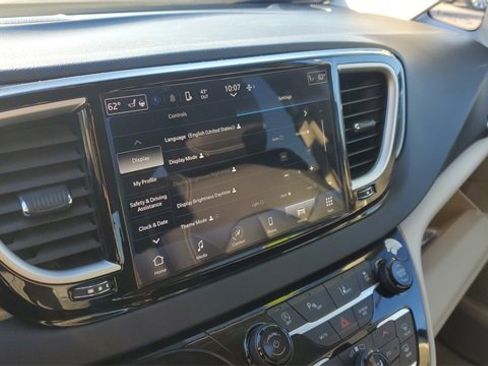 Certified 2024 Chrysler Pacifica Touring-L image 15