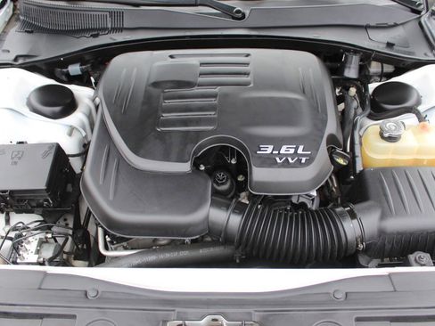Used 2016 Chrysler 300 Limited image 8