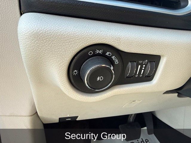 Used 2017 Chrysler Pacifica Touring-L FWD image 11