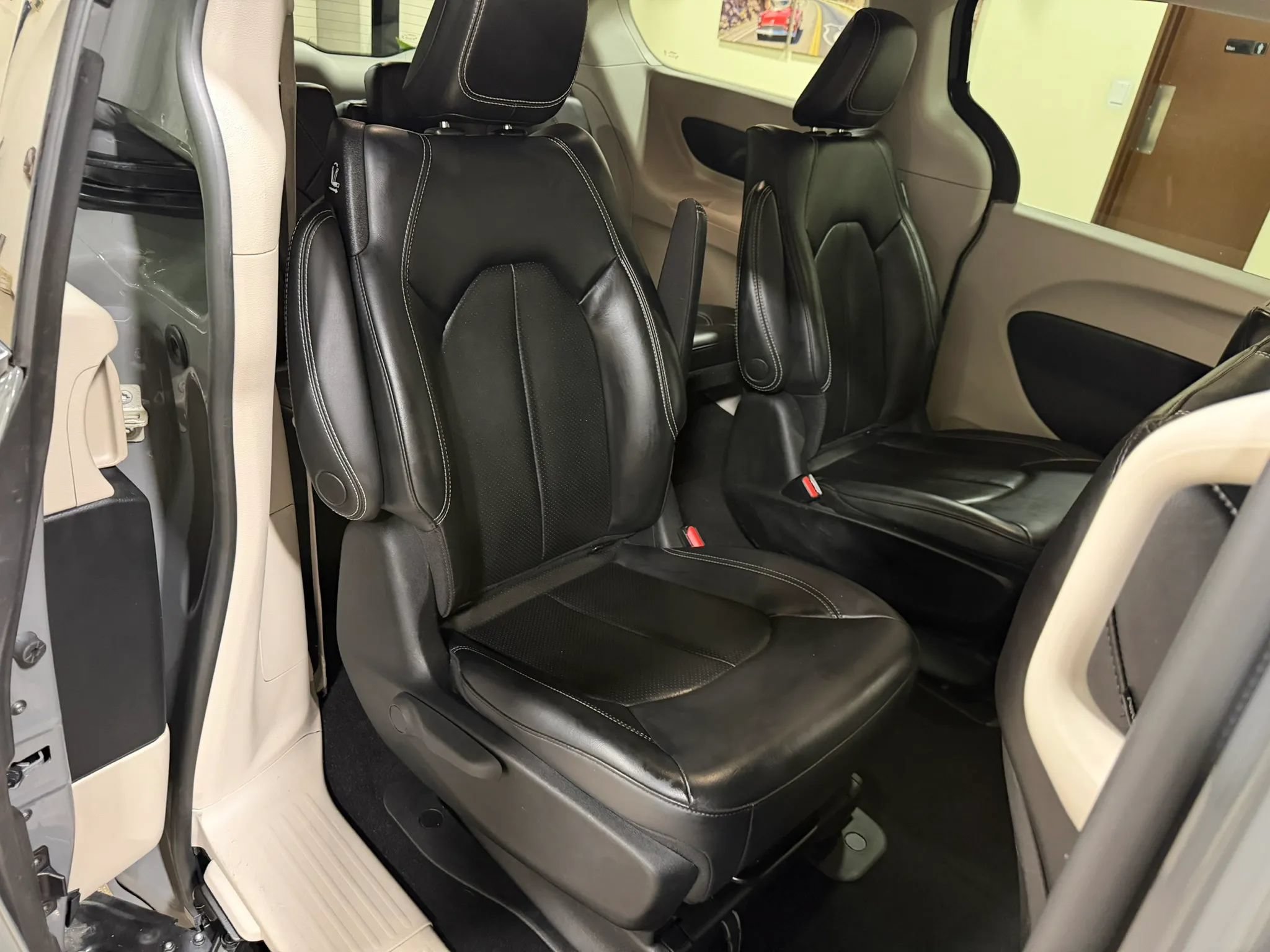 Used 2023 Chrysler Pacifica Touring-L FWD image 35