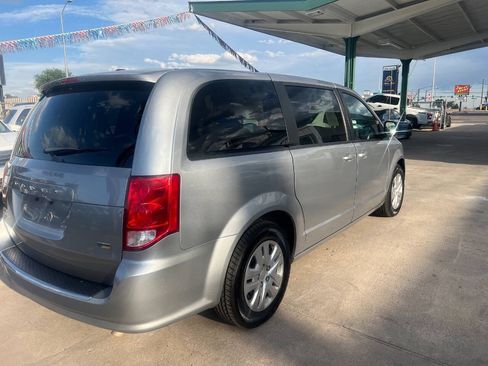 Used 2018 Dodge Grand Caravan SE w/ UConnect Hands-Free Group FWD image 6