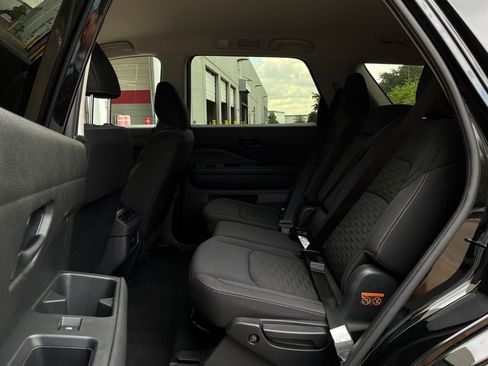 Used 2025 Nissan Pathfinder SV FWD image 12