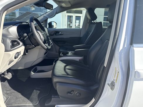 Used 2023 Chrysler Pacifica Touring-L FWD image 12