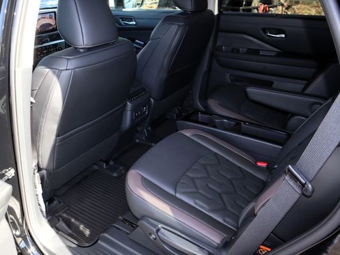 New 2026 Nissan Pathfinder Platinum image 11