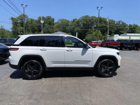 Certified 2025 Jeep Grand Cherokee Limited w/ Black Appearance Package AWD/4WD image 12