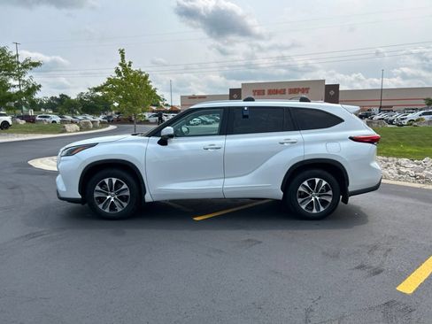 Used 2022 Toyota Highlander XLE AWD/4WD image 10