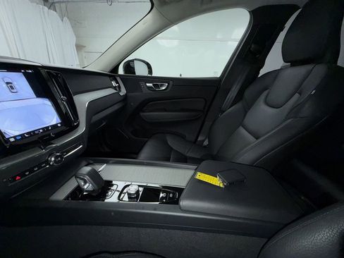 Used 2025 Volvo XC60 B5 Plus image 5