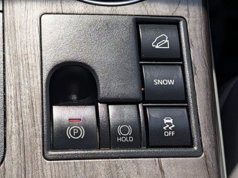 Used 2024 Toyota Highlander Platinum AWD/4WD image 16