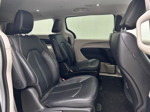 Used 2024 Chrysler Pacifica Limited FWD image 16