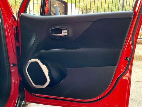 Used 2018 Jeep Renegade Latitude image 22