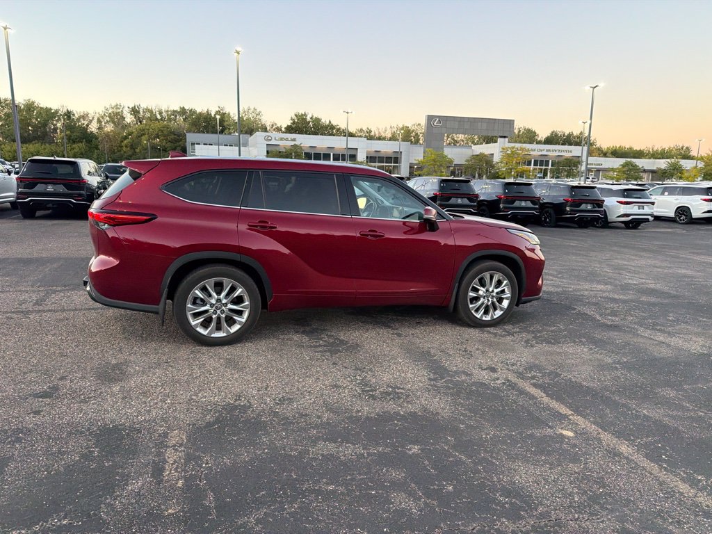 Used 2021 Toyota Highlander Limited AWD/4WD image 16