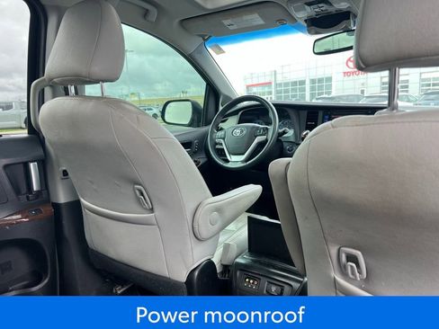 Used 2016 Toyota Sienna Limited Premium image 10