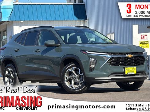 Used 2025 Chevrolet Trax LT FWD image 1