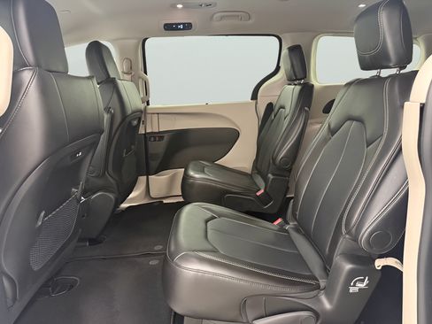 Used 2024 Chrysler Pacifica Touring-L FWD image 13