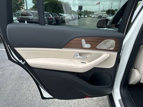 Used 2025 Mercedes-Benz GLS 450 4MATIC image 26