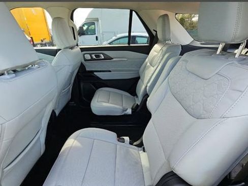 Used 2026 Ford Explorer Platinum w/ LUX Leather Package image 8
