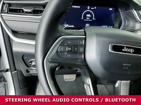 Used 2024 Jeep Grand Cherokee Laredo w/ Luxury Tech Group I AWD/4WD image 10