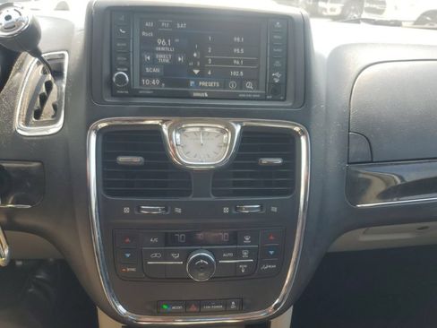 Used 2016 Chrysler Town & Country Touring FWD image 17