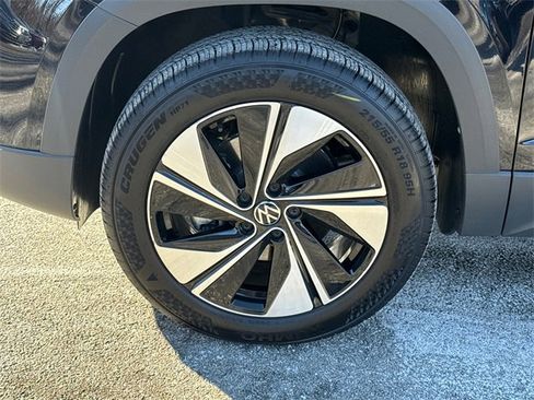 Certified 2025 Volkswagen Taos SE w/ Panoramic Sunroof Package image 8